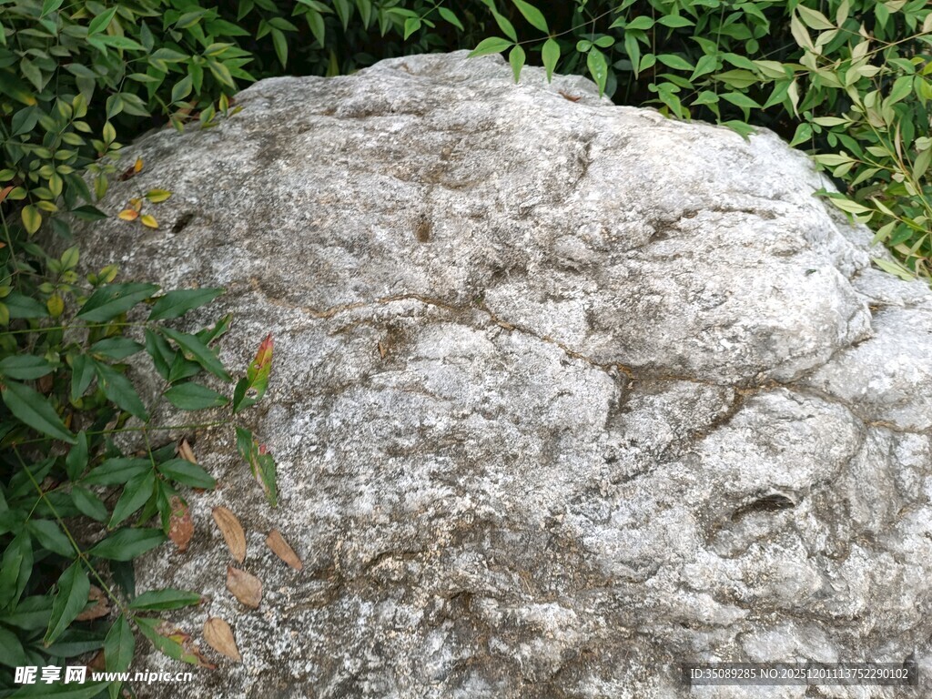 野外粗糙纹理的灰色石头