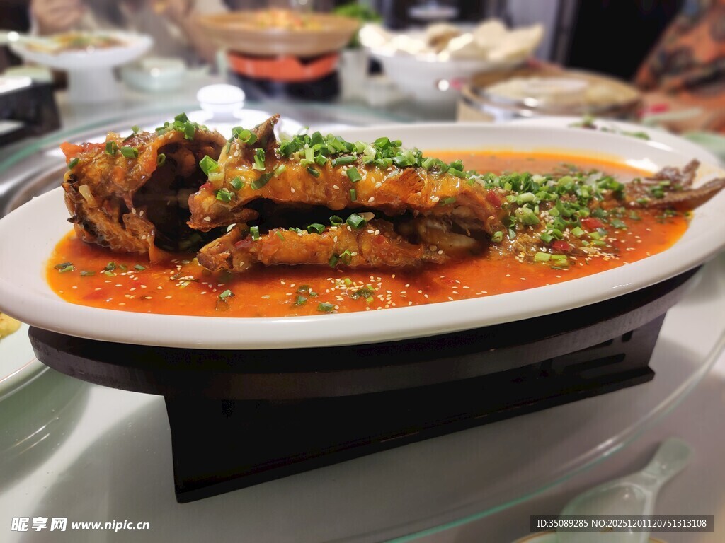 美味红烧鱼摆上餐桌