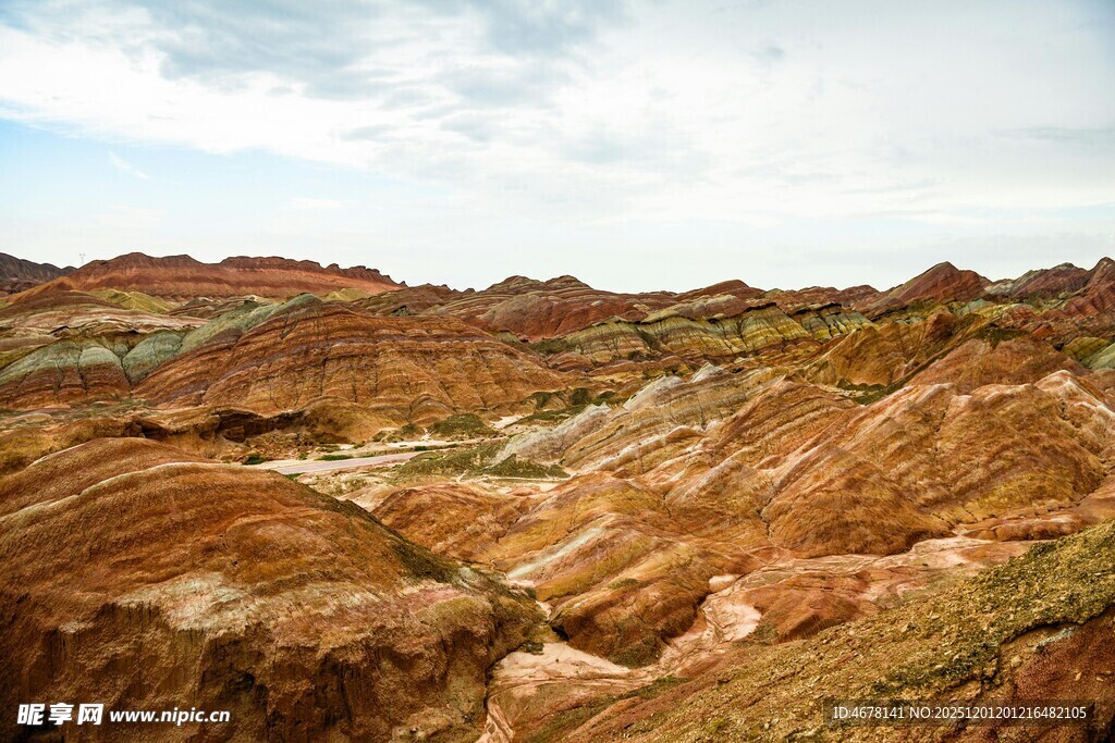 七彩斑斓的壮丽丹霞地貌