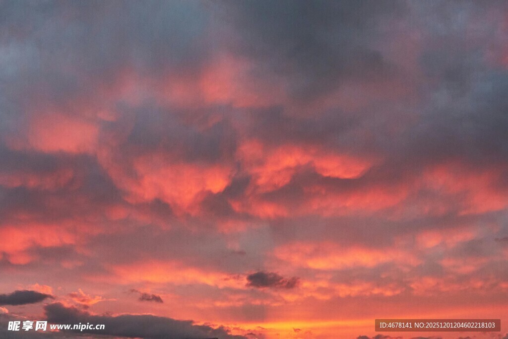 绚丽晚霞装点天空