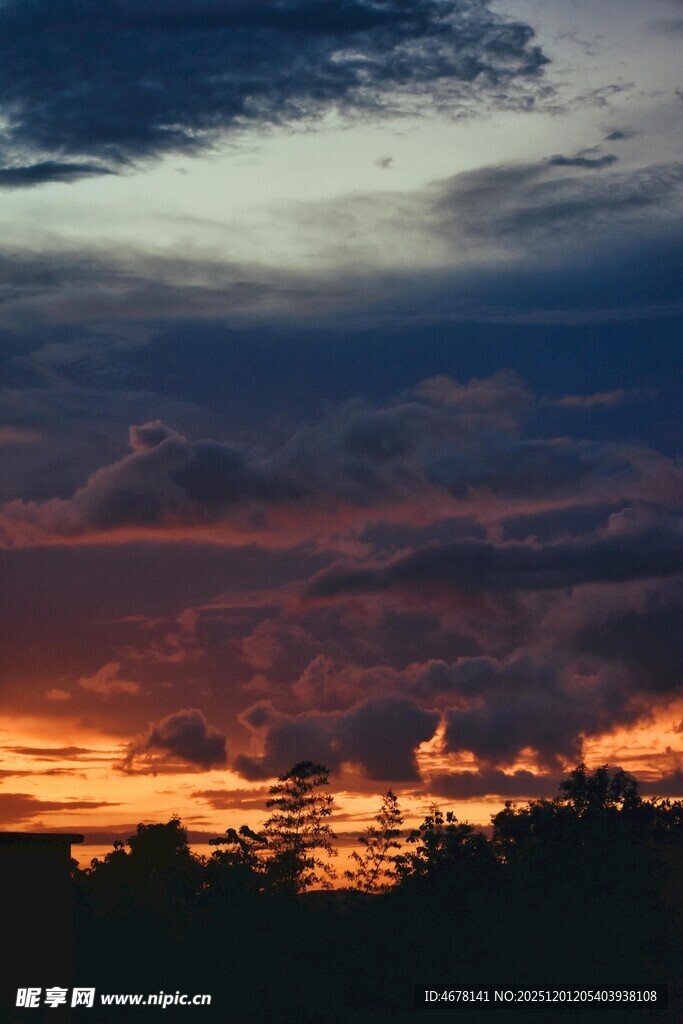 日落时分的绚烂天空景色