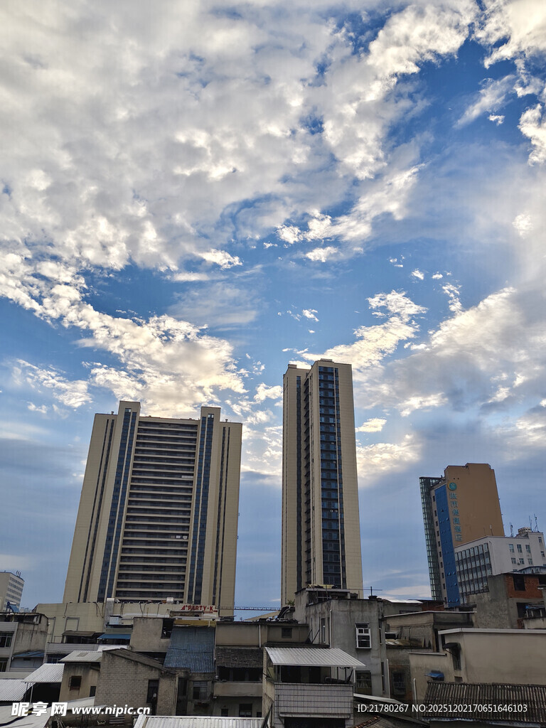 城市高楼与蓝天白云