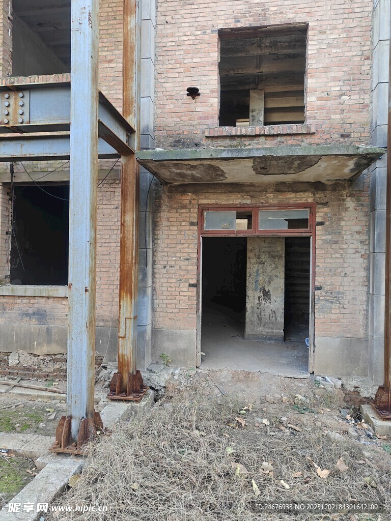 废弃建筑入口处景象