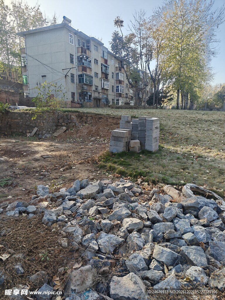 住宅区旁的碎石荒地