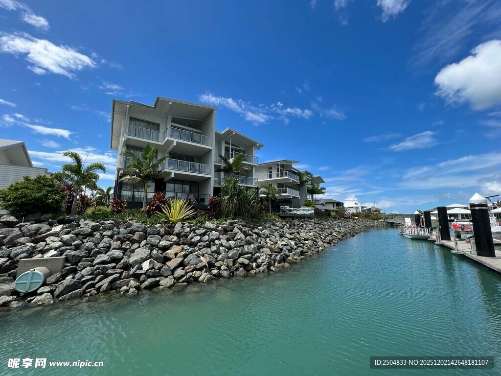 海滨河畔的现代建筑景观