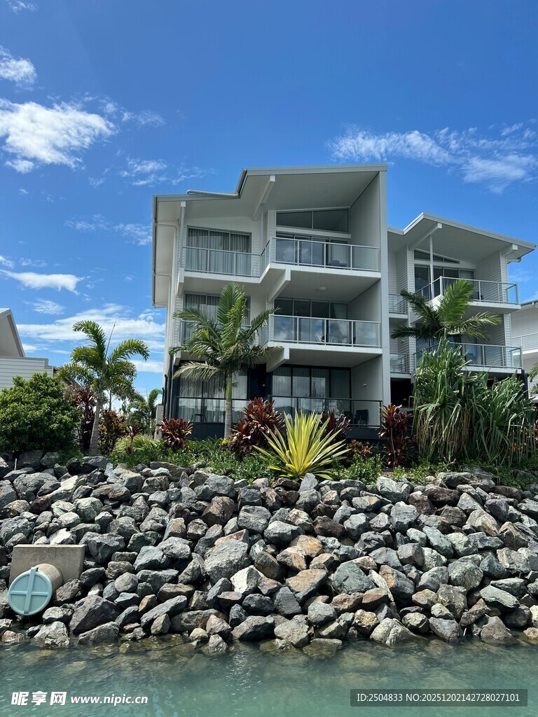 海滨岩石旁的现 度假别墅