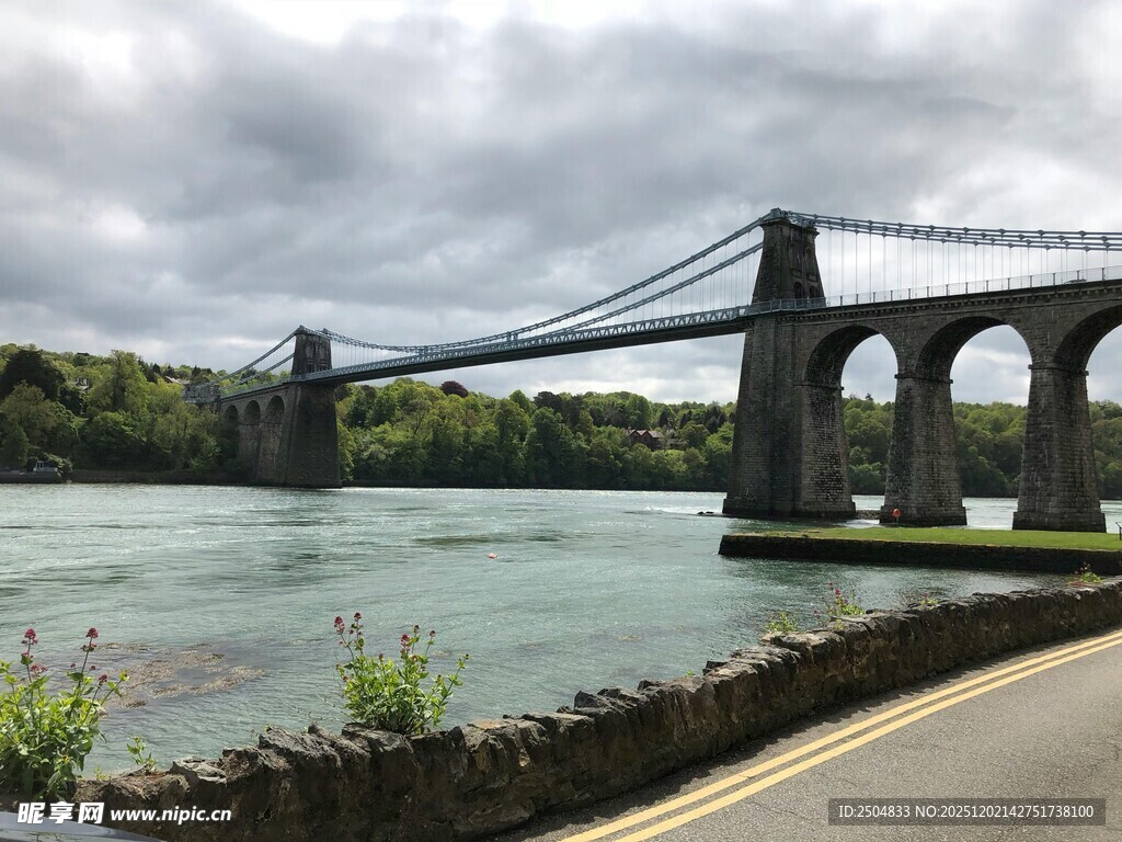 壮丽悬索桥横跨水域景观