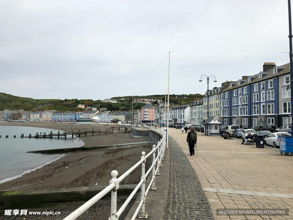 海滨步道上的悠闲漫步