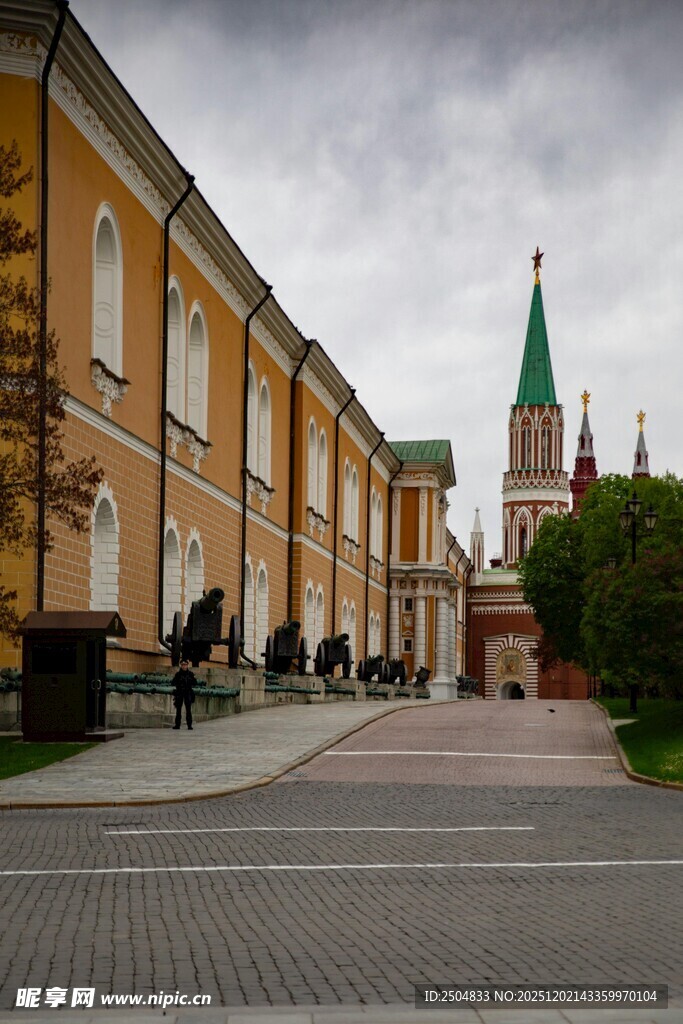 欧式街道旁的古老建筑