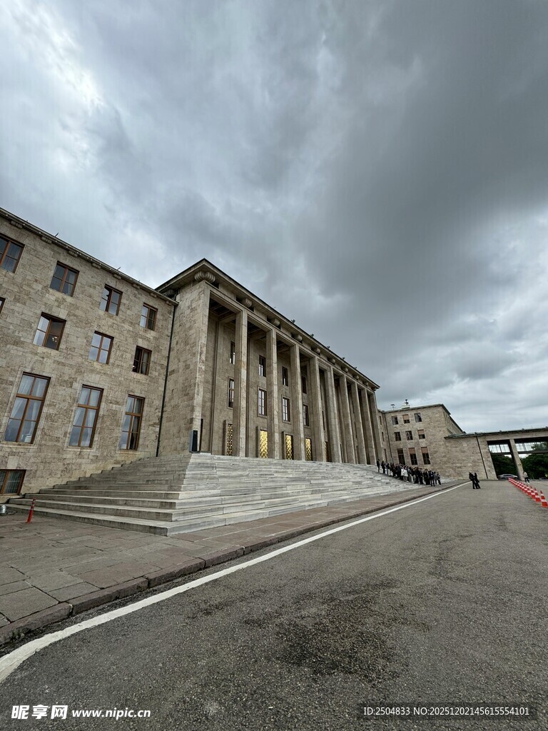 古典风格建筑前的空旷道路