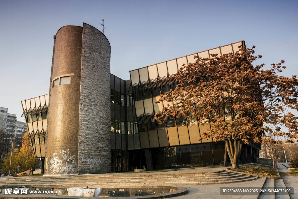 现代建筑旁的秋色之景