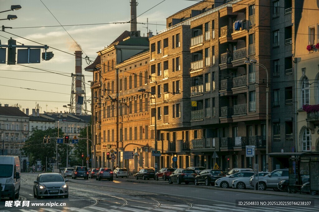 城市街道黄昏时的建筑景观
