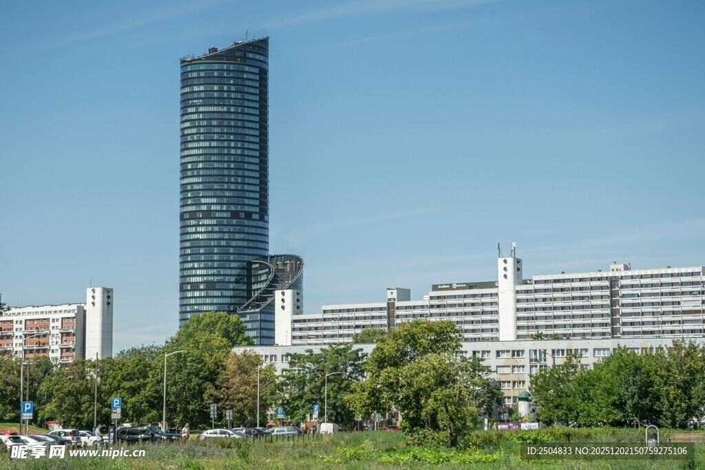 城市高楼与绿地景观