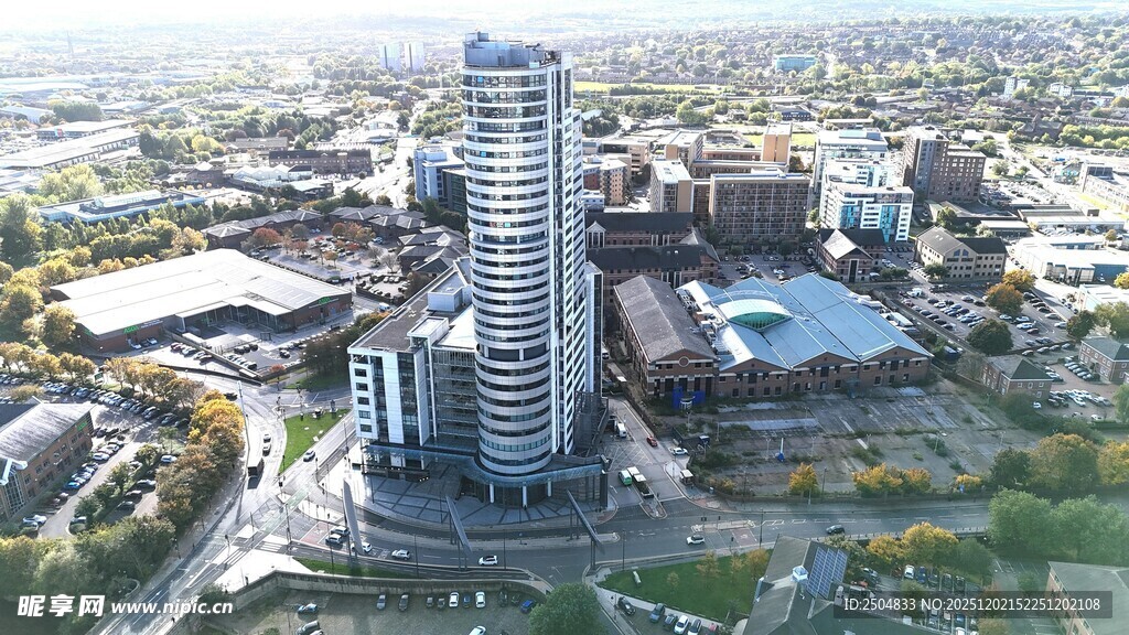 城市中高耸的现代化摩天大楼