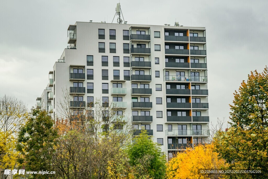 秋日中的高 居民住宅楼