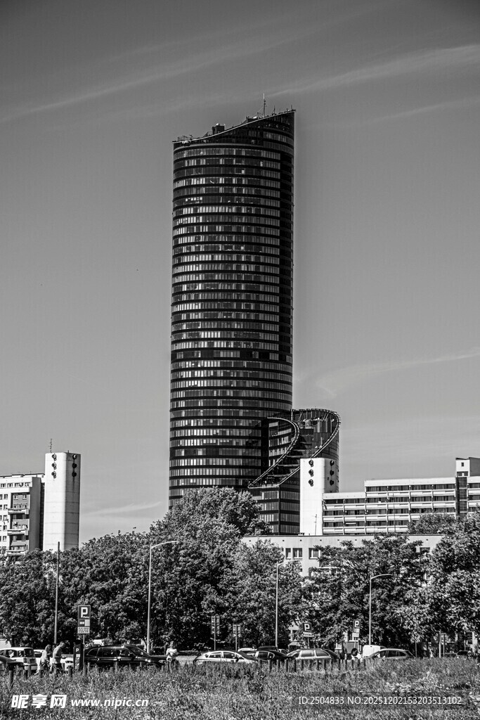 黑白城市中的摩天大楼