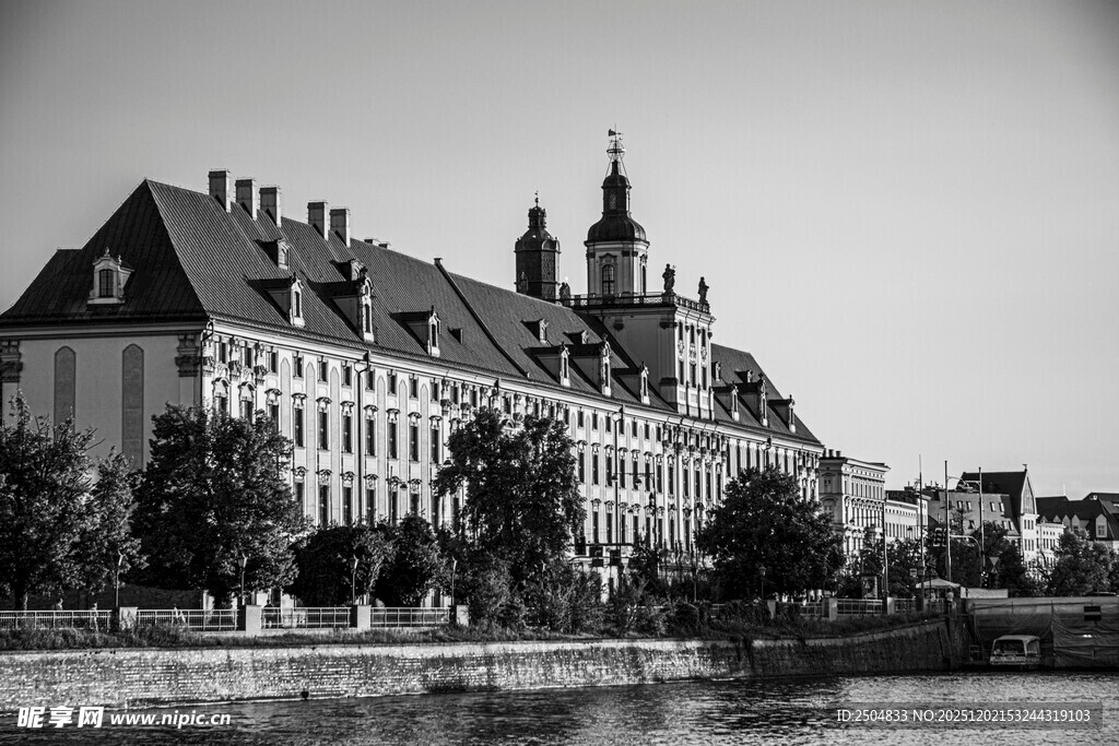 河畔古老建筑景观