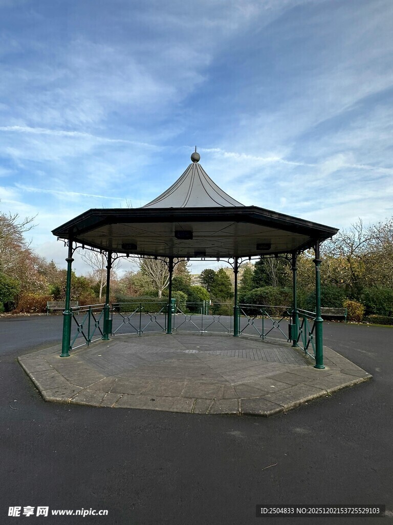 公园中的八角凉亭