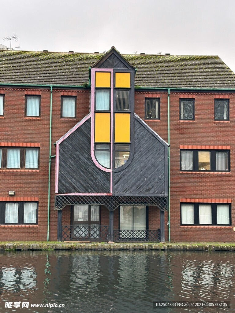 河畔红砖建筑外观