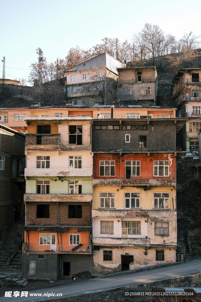 错落有致的山 居民楼