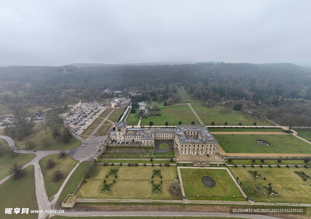 俯瞰宏伟庄园景观