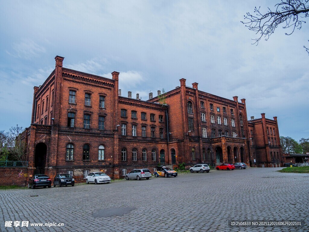 古老红砖建筑前的停车场景
