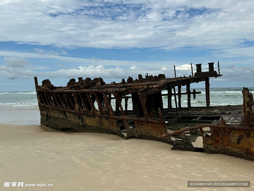 海滩上的废弃古老船只