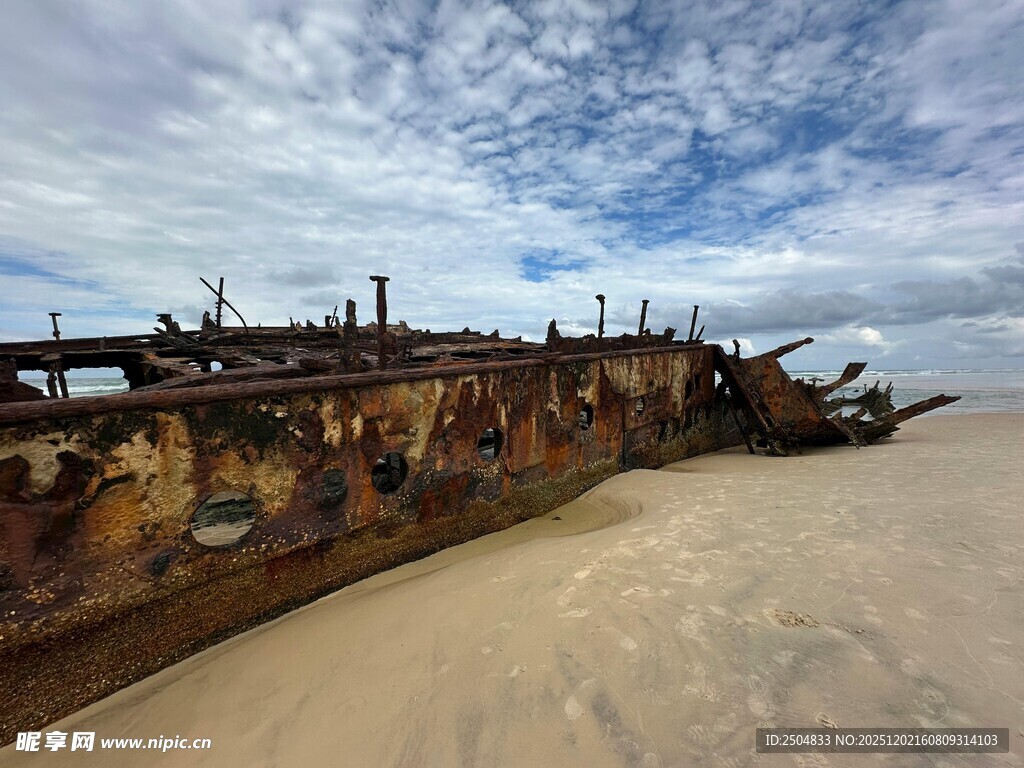 海边彩绘码头与开阔沙滩