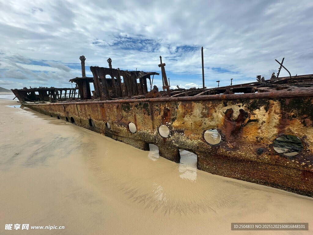 海滩上的锈迹斑斑废弃船只