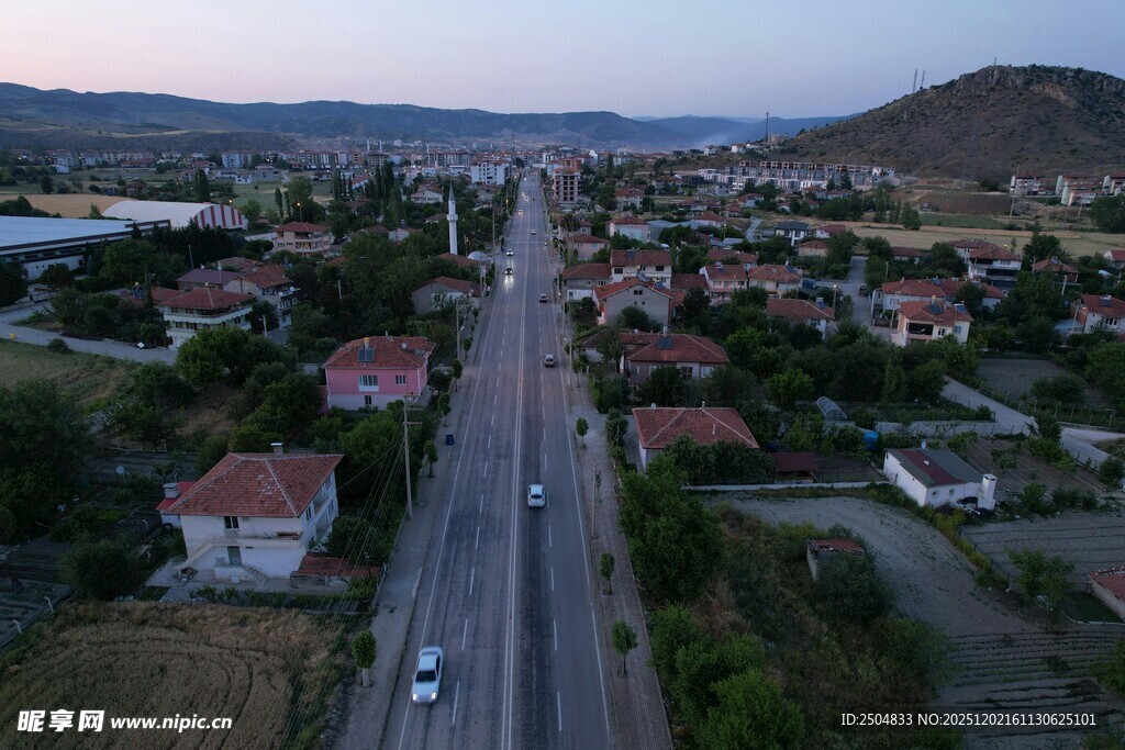 黄昏下的宁静乡村公路