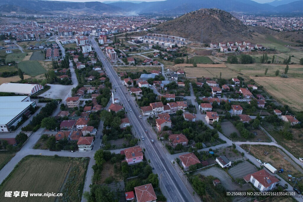 俯瞰宁静小镇的美丽景致