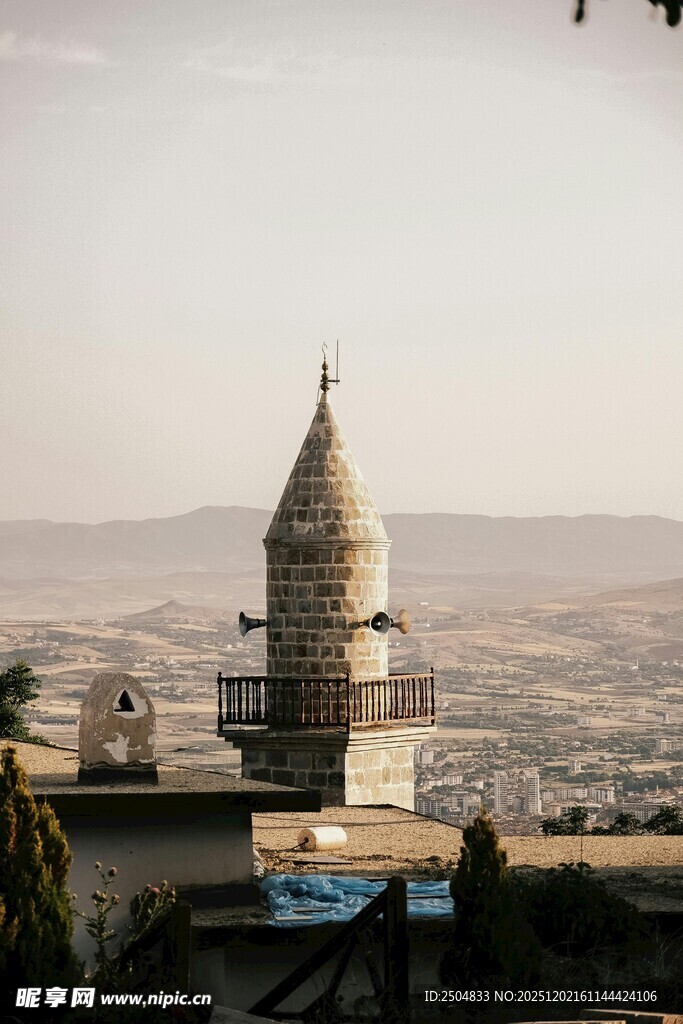 山顶尖塔建筑俯瞰城市景观