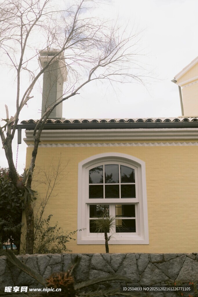黄色小屋的别致窗户