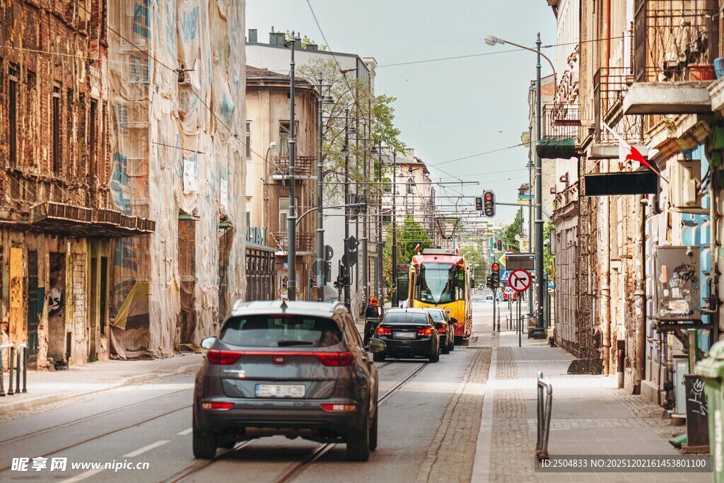 城市街道上的行驶车辆