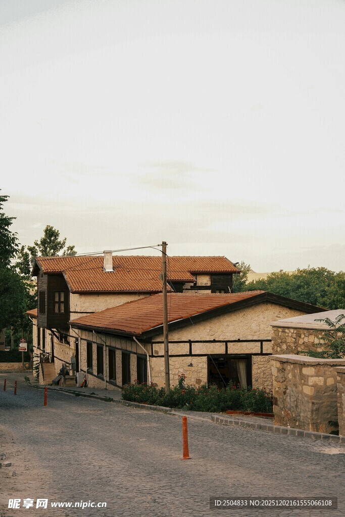 乡村路旁的低矮建筑