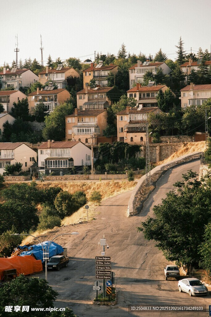 城郊宁静住宅区景象