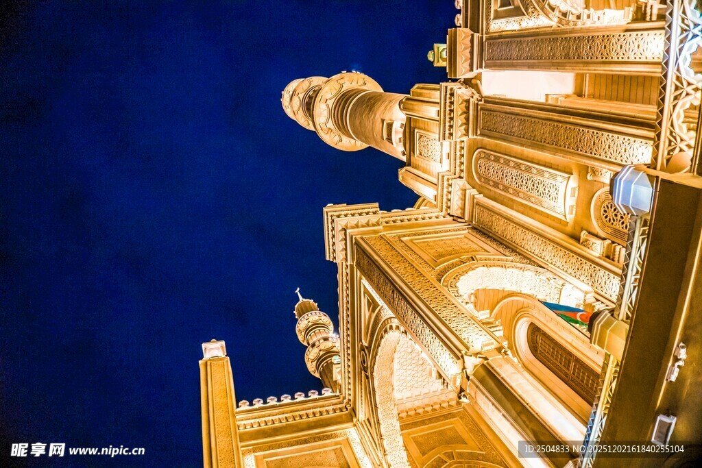 金色华丽建筑顶部特写