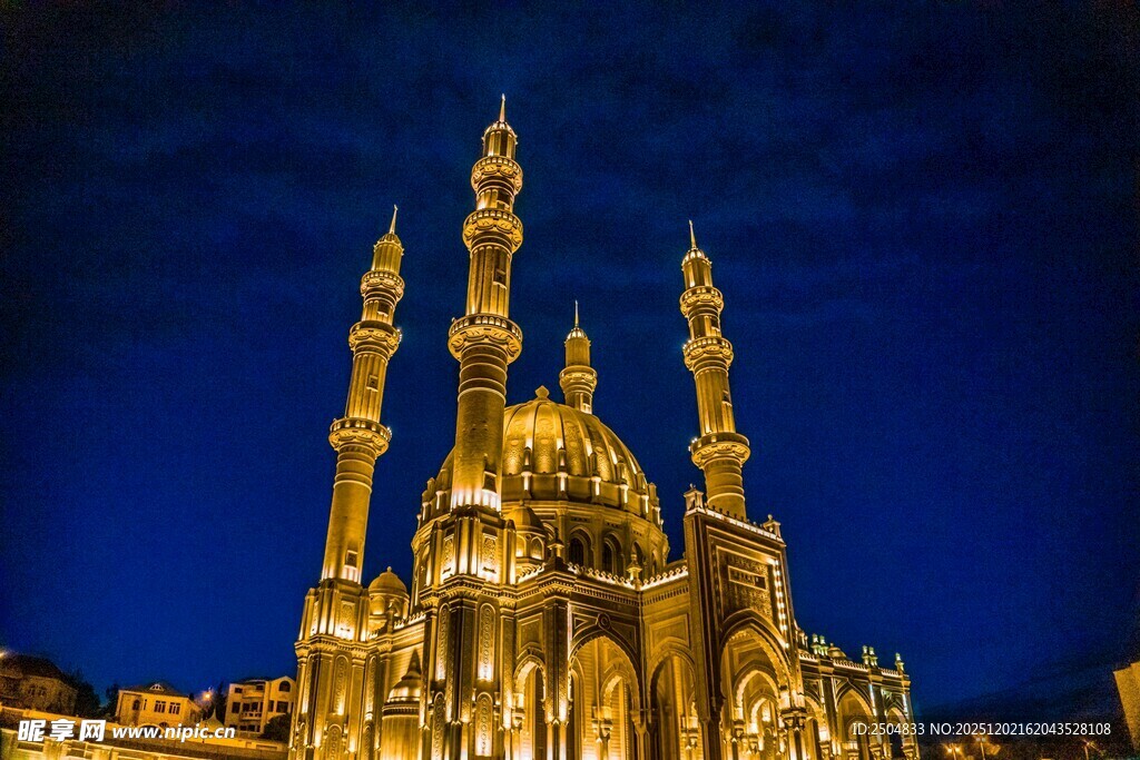 夜幕下的华丽哥特式建筑