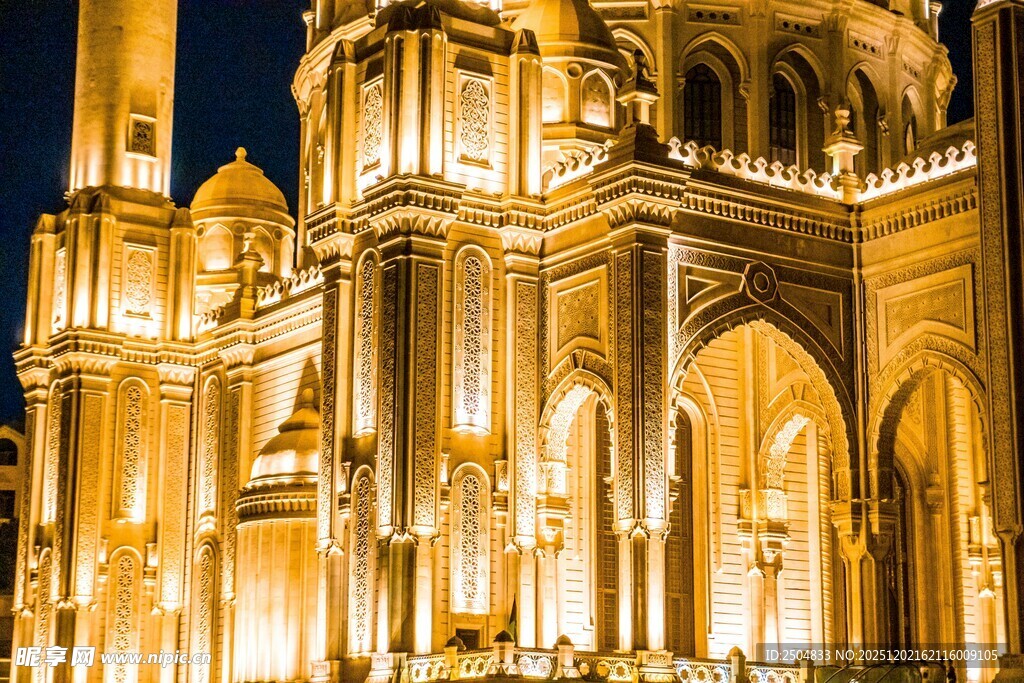 华丽夜景中的宏伟建筑