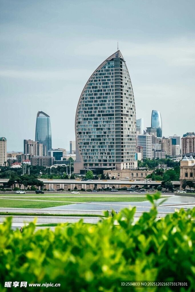 河畔独特造型的现代高楼