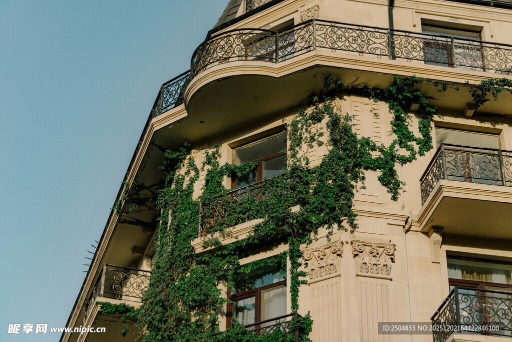 爬满绿植的复古多层建筑