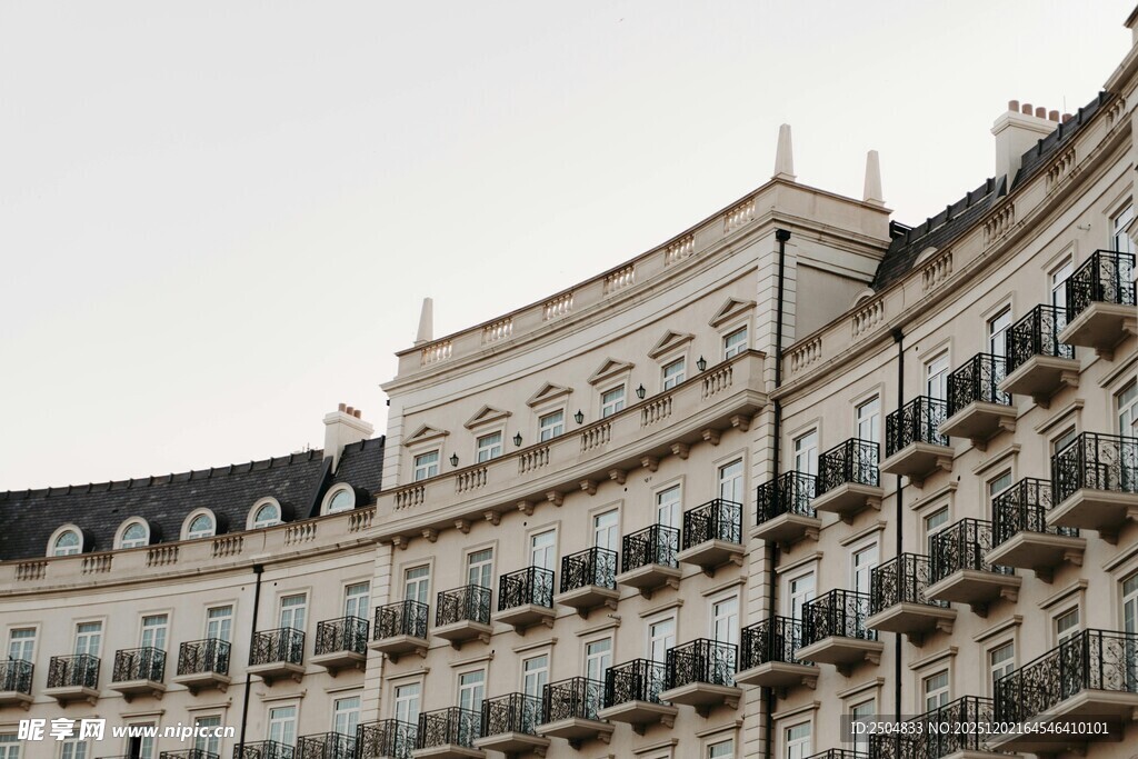 欧式弧形建筑外观特写