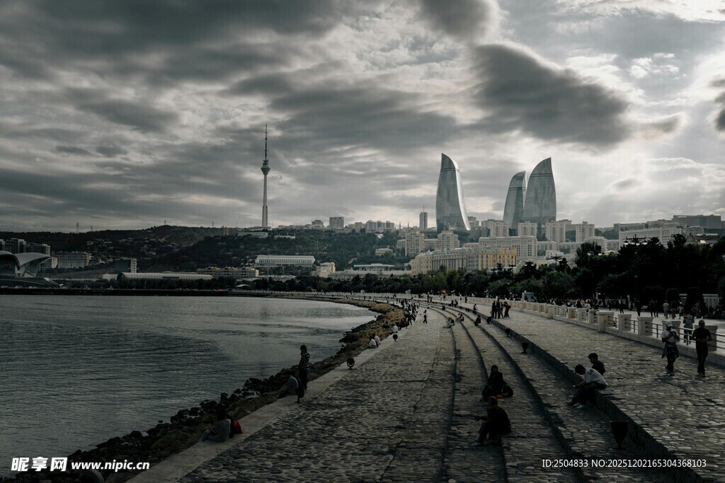 海滨城市风光 行人漫步道上