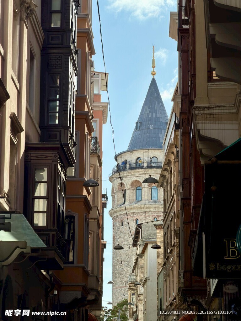 伊斯坦布尔街巷中的尖顶建筑