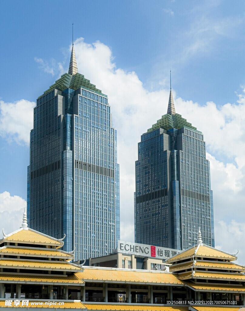 现代高楼与传统建筑相映