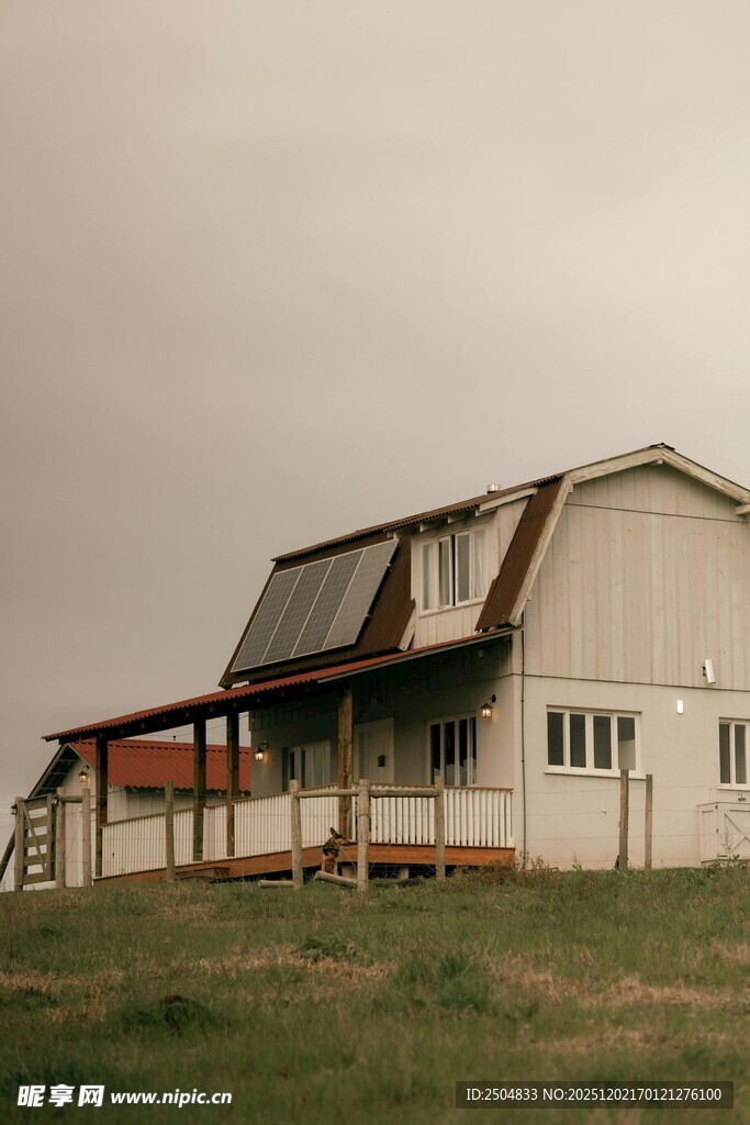 乡村白色农舍 宁静田园景