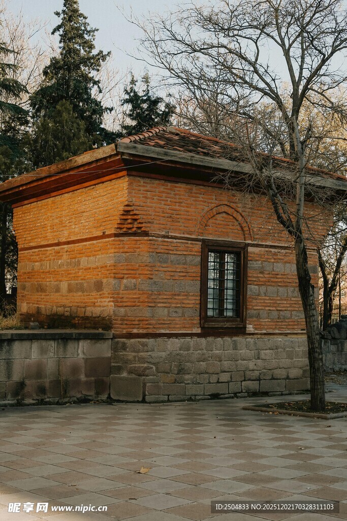 古朴小屋立于庭院之中