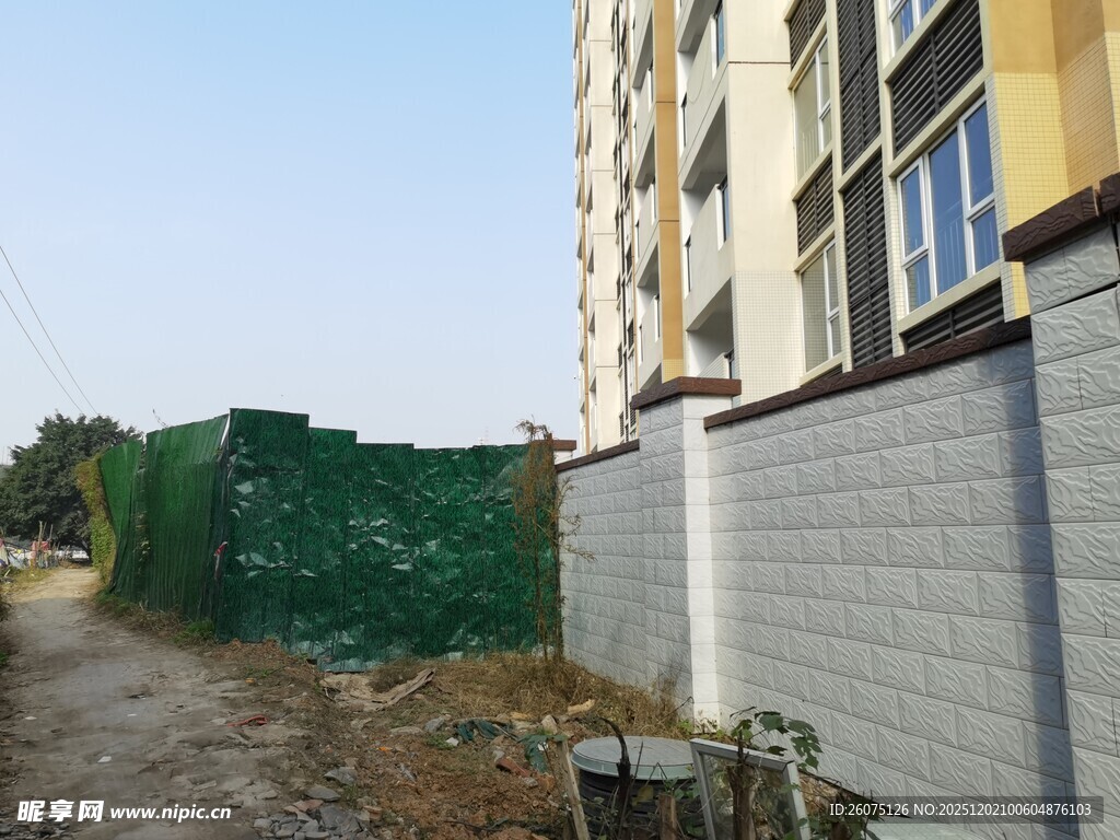楼房旁的施工围挡与小路