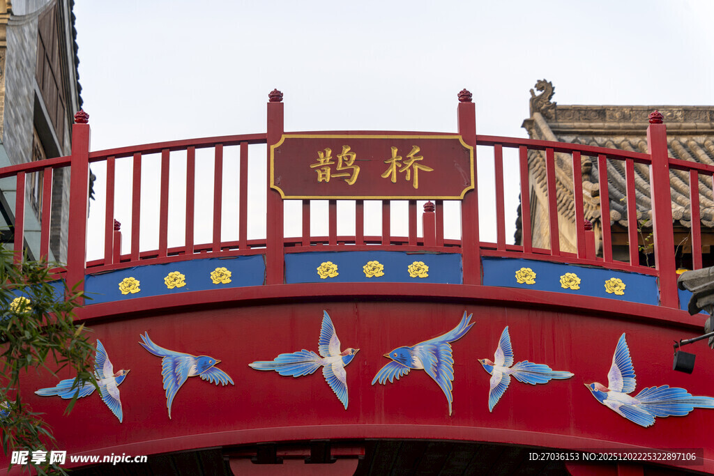 彩绘古桥尽显中式韵味