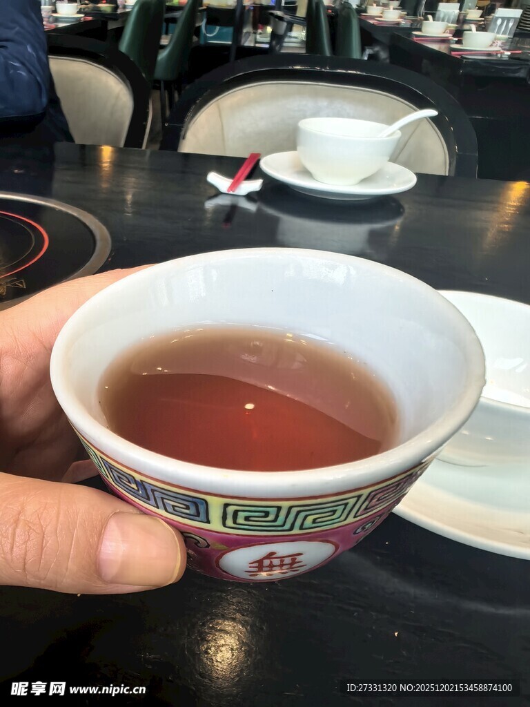 手持中式茶碗品茗瞬间